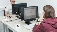 Ein Bewerber arbeitet gerade an einem Test, bei dem sein physikalisch-technisches Verständnis abgeprüft wird.
