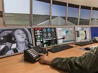 Steuerstand Simulator Der Ausbilder sitzt in einem extra Raum und überwacht mit seinen Monitoren eine Bewerberin im Simulator.
