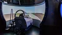 Simulator-Cockpit Ein Bewerber sitzt im Flugsimulator.