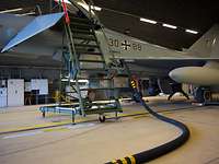 Ein Eurofighter wird in seinem Shelter betankt.