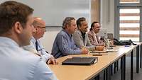 Planung des Contents Beschäftigte der Bundeswehr besprechen sich mit Angehörigen der Firmen Viscon und RMh Media.