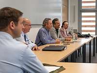 Planung des Contents Beschäftigte der Bundeswehr besprechen sich mit Angehörigen der Firmen Viscon und RMh Media.