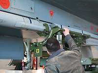 Die Meteor wird montiert Eine Rakete wird an einem Eurofighter montiert.