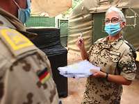 Hier hat die Frau das Sagen Eine Soldatin mit Mund-Nasen-Schutz im Gespräch mit einem Soldaten