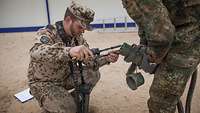 Zwei Soldaten führen eine Messung durch.