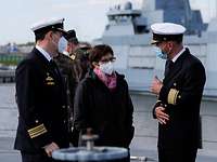 Annegret Kramp-Karrenbauer Einsatzflottille 2 Gespräch Zwei Marineoffiziere in dunkelblauer Uniform im Gespräch mit einer Frau mit kurzen braunen Haaren und dunkelblauer Jacke.