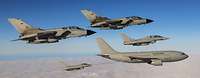 Tornados, Eurofighter und MRTT fliegen im Verbund.