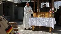 Pastoralreferent Stefan Hagenberg entzündet die Osterkerze am Altar