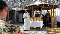 Pastoralreferent Stefan Hagenberg beim Ostergottesdienst im Irak