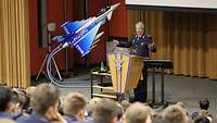 General Reiter vor den Soldaten Soldat steht vor einem Hörsaal gefüllt mit Soldaten