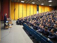 General Reiter spricht zu den Offizieranwärtern Soldat spricht vor vollem Saal