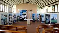 In der Kapelle der Rheinbacher Tomburg-Kaserne ist eine Ausstellung zum Thema "Verschwörungstheorien" zu sehen