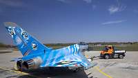 Aus der Werft, ab in die Freiheit Der Eurofighter wird von einem Schlepper gezogen.