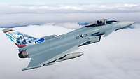 Ein Eurofighter mit folierter Finne über den Wolken.