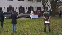 Militärpfarrer Bauhofer feiert mit Soldaten und Zivilbeschäftigten einen Standortgottesdienst im Freien