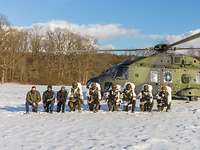Soldaten des Leichten Spähzuges vor dem Transporthubschrauber NH-90, der sie ausfliegen wird