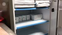 Ein Kühlschrank mit Moderna Impfstoff 