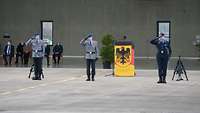 Zwei Soldaten und eine Soldatin in der Grundstellung