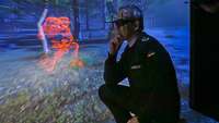Oberst i.G. Harald Lamtasch auf Augenhöhe mit einem virtuellen Soldaten bei der Auftragsserfüllung