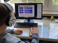 Ein Mann sitzt vor seinem Computer