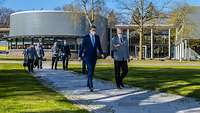 Thomas Silberhorn Staatssekretär Thomas Silberhorn und Generalmajor Oliver Kohl, Kommandeur der Führungsakademie, unterhalten sich.