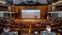Blick in den Gneisenau-Saal der Führungsakademie: Der große, moderne Raum ist erst kürzlich renoviert worden.