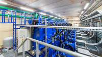 Rohre und Leitungen der Hydraulikstation eines Multiaxialen Prüfstandes.