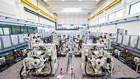 Vielzahl von hydraulischen Geräten des Multiaxialen Prüfstandes.