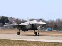 F-35 bei der Landung Landung italienischer F-35 auf der Ämari Air Base