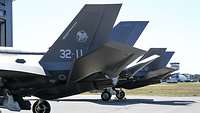 F-35 in Ämari Italienische F-35 stehen vor dem QRA-Gebäude in Ämari.