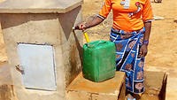 Mali - Frau besorgt Wasser an einem der wenigen Brunnen