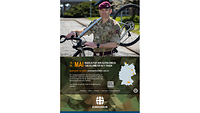 Auf dem Plakat schultert Major Calthorpe sein Fahrrad. Darunter befinden sich Informationen zur Spendenaktion 