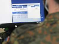 Amtshilfe Impfzentrum Rostock Computerbildschirm Ein Computermonitor auf der eine Anzeige zum Aufruf eines nächsten Kunden leuchtet.