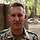 Ein Soldat steht vor einer Hesco-Wand