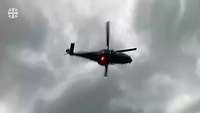 Ein Hubschrauber vom Typ NH-90 fliegt unter grauem, bewölktem Himmel.