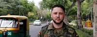 Portrait: Oberstabsgefreiter Artur Berger Ein Portraitbild eines Mannes. Im Hintergrund ist eine befahrene Straße zu sehen.