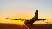 Ein Flugzeug von hinten aufgenommen im Sonnenuntergang