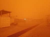 Sandsturm im MINUSMA Einsatz in MALI Die Luft und die Gebäude sind im orangenen Sand eingehüllt