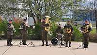 Sechs Musiker spielen Blechblasinstrumente