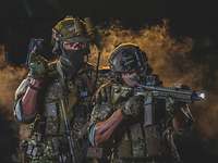 Mit ihren Handwaffen sichern zwei Kommandosoldaten die Umgebung.