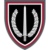 Schild in Schwarz mit bordeauxrot--silbernem Rand, mittig silbernes Schwert und Ehrenkranz