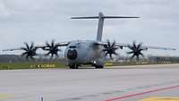 Ein A400M auf dem Rollfeld.
