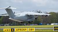 Ein A400M kurz nach seinem Abflug in der Luft.