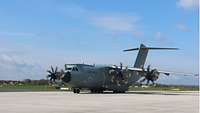 A400M 2 A400M am Fliegerhorst Wunstorf auf dem Weg zur Start-/Landebahn