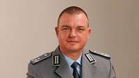 Oberstleutnant Daniel Schnitker Ein Soldat steht vor einem Monitor, auf dem Werbeplakate für eine Messe abgebildet sind