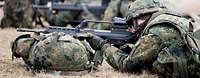 Soldaten bei der Schießausbildung auf dem Truppenübungsplatz Mehrere Soldaten liegen nebeneinander mit Gewehren im Anschlag auf dem Truppenübungsplatz