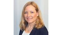 Juliane Hömmeke im Porträt. Sie hat blonde, schulterlange Haare, blaue Augen und lächelt in die Kamera.