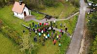 Luftbild: Wallfahrergruppe auf dem Platz vor einer Kapelle