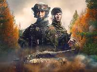 Die Mission Collage: Ein Soldat und eine Soldatin im Porträt umgeben von Bäumen, davor ein durch Schlamm fahrender Panzer