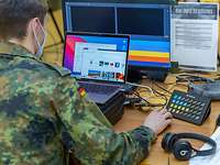 Veranstaltungstechniker Ein Soldat sitzt am PC